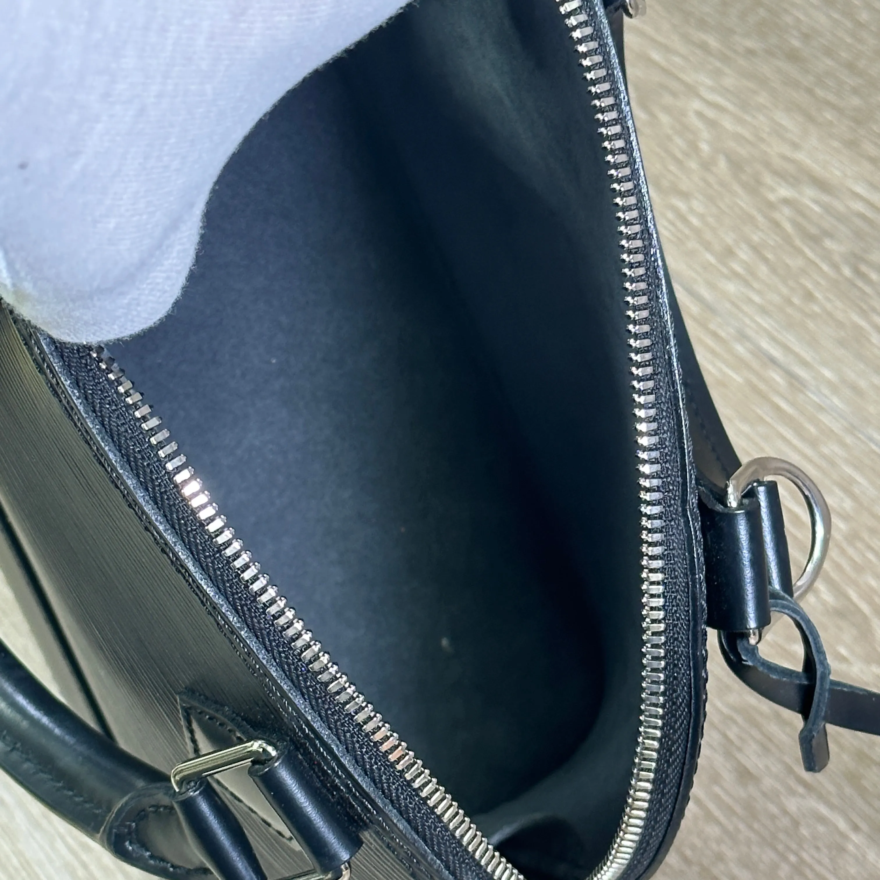 Louis Vuitton Alma BB Epi Leather - Black
