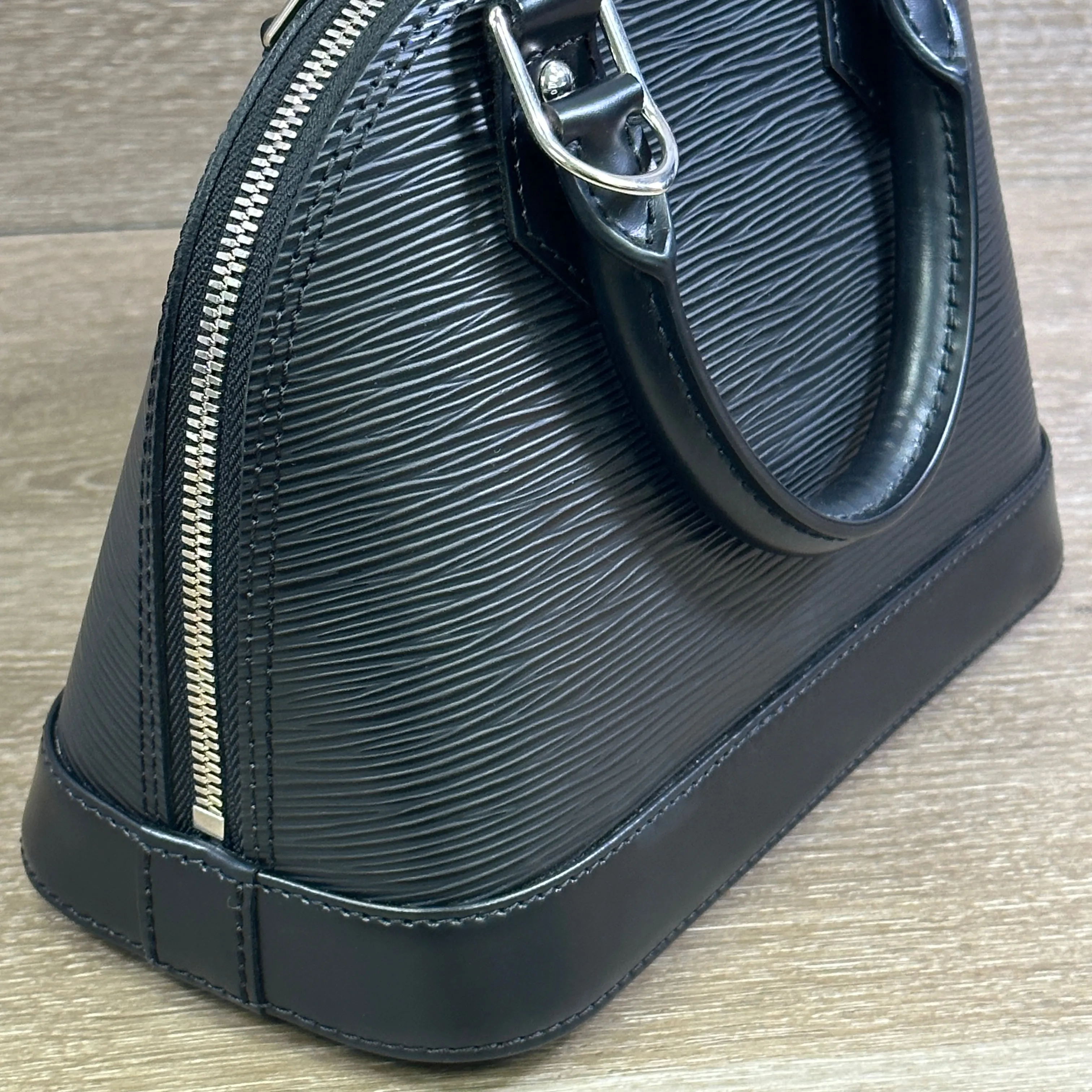 Louis Vuitton Alma BB Epi Leather - Black