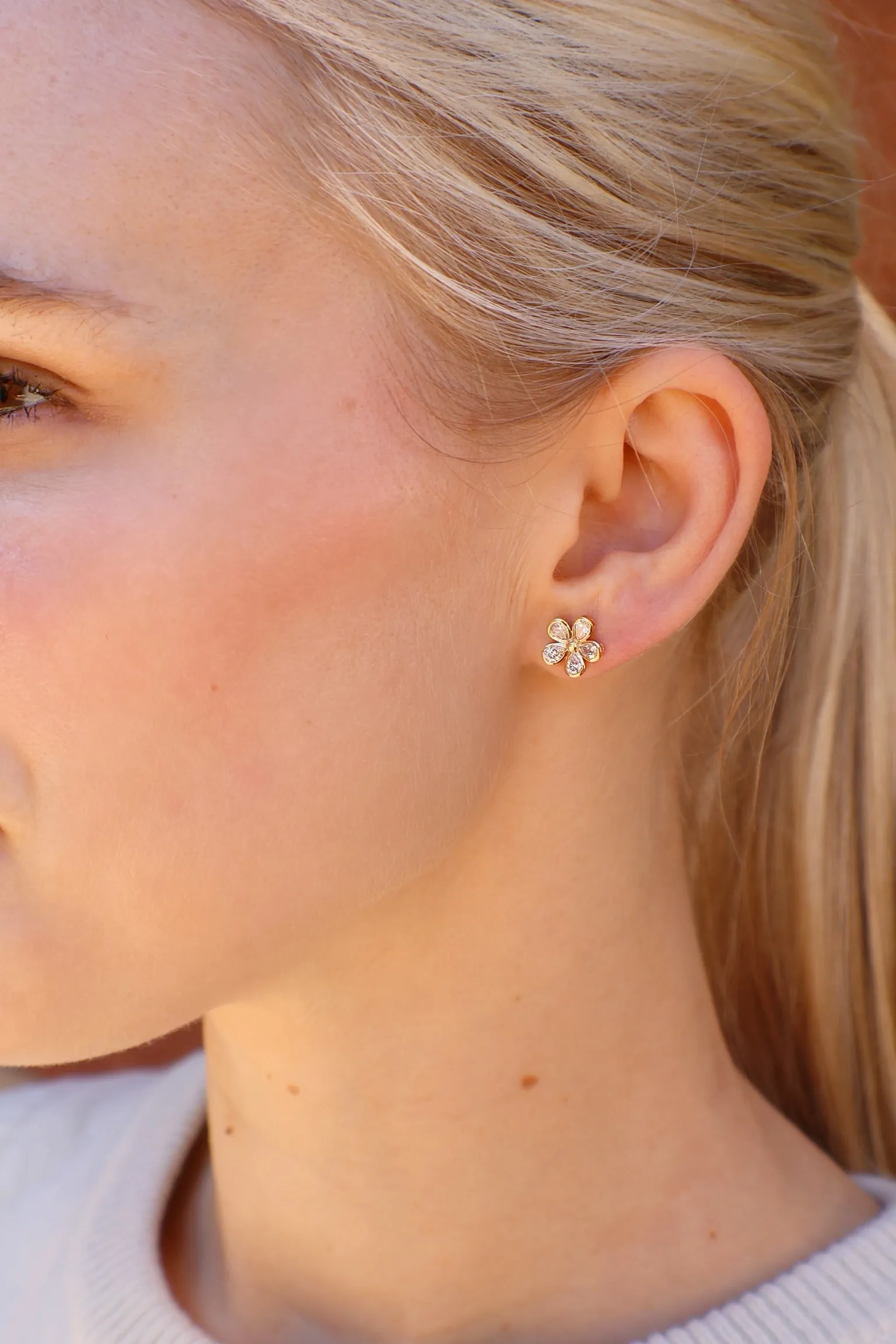 Scintilate Diamond Flower Earrings