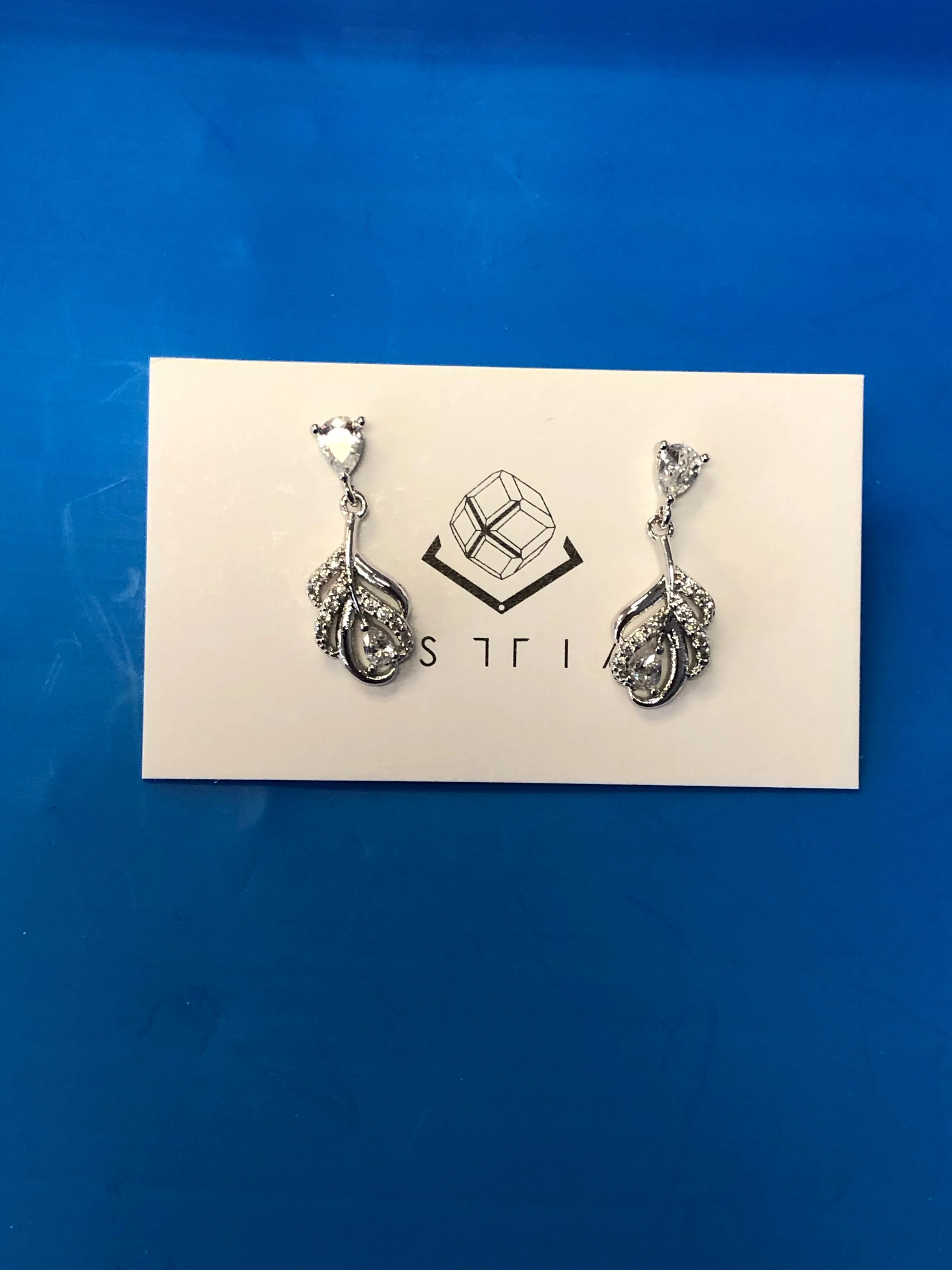 TINY LEAF EARRING